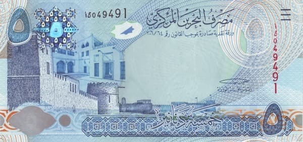 Форт Бахрейна и пальмы.