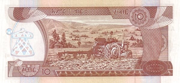 Сельскохозяйственная техника, поле и сельский пейзаж.