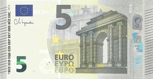 Окно классического стиля, карта Европы и архитектурные элементы.