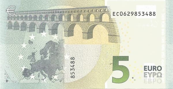 Окно, карта Европы и стилизованное изображение Европы.