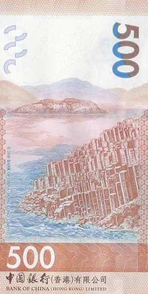 Горный пейзаж, водоём и традиционная архитектура.