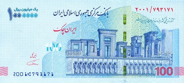 Промышленный комплекс, нефтяные вышки и заводские сооружения.