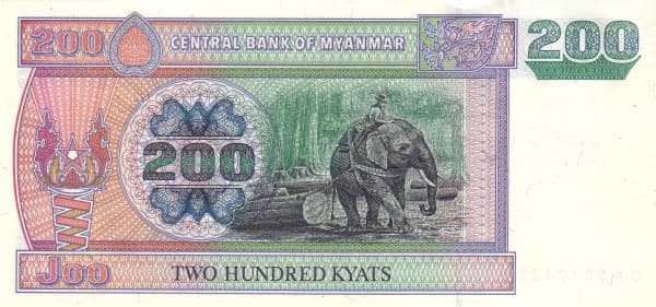 Слон тащит бревно