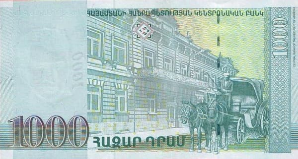 Здание старого Еревана с конной повозкой